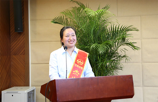 市場(chǎng)營(yíng)銷中心劉巍巍、技術(shù)中心王夏偉代表杰出團(tuán)隊(duì)及優(yōu)秀個(gè)人發(fā)言