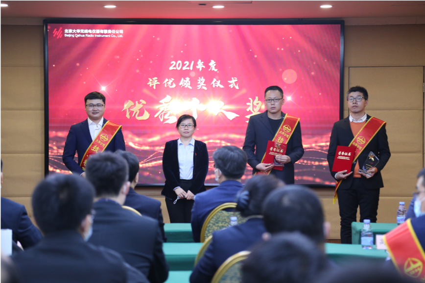 大華公司副總經(jīng)理?xiàng)钣隆⒏笨偨?jīng)理邵楠、副總經(jīng)理孫曉斌、副總經(jīng)理岳春梅為王夏偉、王偉、高洪峰頒發(fā)優(yōu)秀個(gè)人“技術(shù)精英獎(jiǎng)”，為王昊川、楊金旺頒發(fā)優(yōu)秀個(gè)人“市場(chǎng)先鋒獎(jiǎng)”，為張楠、許碩、李賀頒發(fā)優(yōu)秀個(gè)人“運(yùn)營(yíng)標(biāo)兵獎(jiǎng)”，為周景浩、張二亮頒發(fā)“最佳新銳獎(jiǎng)”。