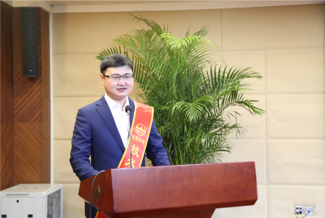 市場(chǎng)營(yíng)銷中心劉巍巍、技術(shù)中心王夏偉代表杰出團(tuán)隊(duì)及優(yōu)